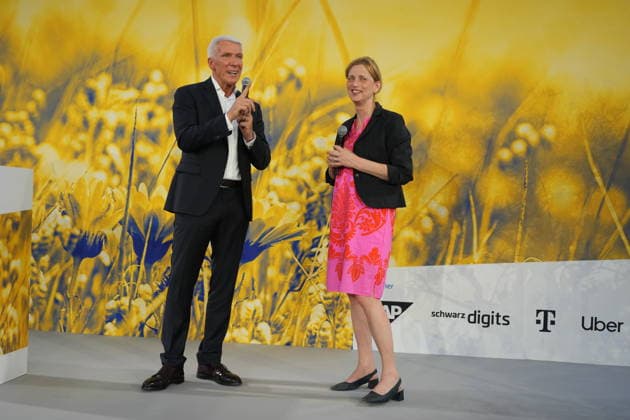 Berlin, bitkom Sommerfest Veranstaltung im Hamburger Bahnhof Berlin GER, Berlin, 20260623, Veranstaltung von bitkom, beim Hamburger Bahnhof, Sommerfest, mit dem Präsident Ralf Wintergerst, eingetragener Verein, mit Ministerin Karin Prien, für Bildung, Familie, Senioren, Frauen und Jugend, erhält einen Kompass *** Event at the Hamburger Bahnhof Berlin GER, Berlin, June 23, 2026; organized by bitkom at the Hamburger Bahnhof; summer festival; featuring President Ralf Wintergerst; registered association; with Minister Karin Prien, Minister of Education, Family, Senior Citizens, Women, and Youth; receives a compass,detected_source_language