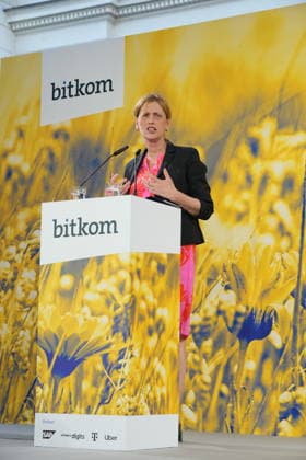Berlin, bitkom Sommerfest Veranstaltung im Hamburger Bahnhof Berlin GER, Berlin, 20260623, Veranstaltung von bitkom, beim Hamburger Bahnhof, Sommerfest, mit Ministerin Karin Prien, für Bildung, Familie, Senioren, Frauen und Jugend, *** Event at the Hamburger Bahnhof Berlin GER, Berlin, June 23, 2026, organized by bitkom, at the Hamburger Bahnhof, summer festival, featuring Minister Karin Prien, Minister for Education, Family, Senior Citizens, Women, and Youth,,detected_source_language