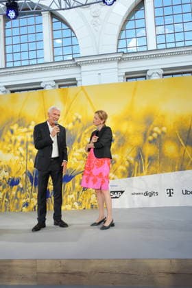 Berlin, bitkom Sommerfest Veranstaltung im Hamburger Bahnhof Berlin GER, Berlin, 20260623, Veranstaltung von bitkom, beim Hamburger Bahnhof, Sommerfest, mit dem Präsident Ralf Wintergerst, eingetragener Verein, mit Ministerin Karin Prien, für Bildung, Familie, Senioren, Frauen und Jugend, erhält einen Kompass *** Event at the Hamburger Bahnhof Berlin GER, Berlin, June 23, 2026; organized by bitkom at the Hamburger Bahnhof; summer festival; featuring President Ralf Wintergerst; registered association; with Minister Karin Prien, Minister of Education, Family, Senior Citizens, Women, and Youth; receives a compass,detected_source_language