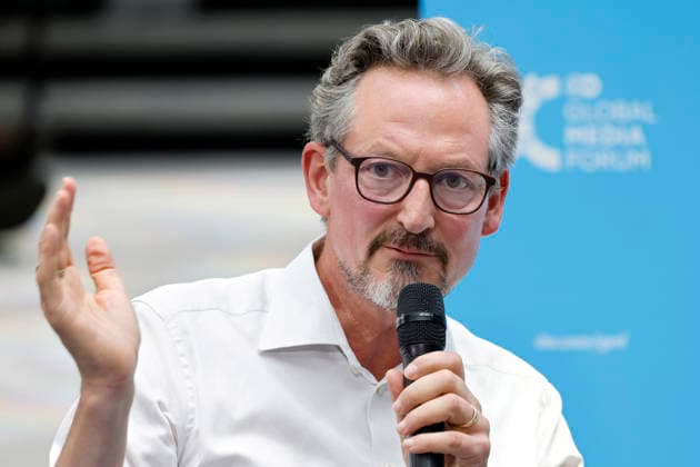 Moderator Dr. Eckart von Hirschhausen beim Deutsche Welle Global Media Forum 2026 unter dem Motto Journalism out loud im ehemaligen Plenarsaal des Bundestages im World Conference Center Bonn. Die Deutsche Welle ist der Auslandsrundfunk der Bundesrepublik Deutschland. Bonn, 23.06.2026 NRW Deutschland *** Host Dr. Eckart von Hirschhausen at the Deutsche Welle Global Media Forum 2026, themed Journalism out loud, in the former plenary hall of the Bundestag at the World Conference Center Bonn. Deutsche Welle is the international broadcaster of the Federal Republic of Germany. Bonn, June 23, 2026, North Rhine-Westphalia, Germany,detected_source_language Copyright: xChristophxHardtx