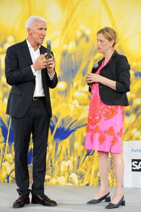 Berlin, bitkom Sommerfest Veranstaltung im Hamburger Bahnhof Berlin GER, Berlin, 20260623, Veranstaltung von bitkom, beim Hamburger Bahnhof, Sommerfest, mit dem Präsident Ralf Wintergerst, eingetragener Verein, mit Ministerin Karin Prien, für Bildung, Familie, Senioren, Frauen und Jugend, erhält einen Kompass *** Event at the Hamburger Bahnhof Berlin GER, Berlin, June 23, 2026; organized by bitkom at the Hamburger Bahnhof; summer festival; featuring President Ralf Wintergerst; registered association; with Minister Karin Prien, Minister of Education, Family, Senior Citizens, Women, and Youth; receives a compass,detected_source_language