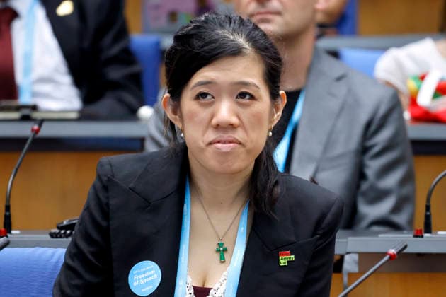 Aktivistin Claire Lai, Tochter des Journalisten Jimmy Lai, Gründer und Herausgeber von Hong Kongs Apple Daily Tageszeitung, nimmt stellvertretend für ihren inhaftierten Vater den Freedom of Speech Award 2026 entgegen beim Deutsche Welle Global Media Forum 2026 unter dem Motto Journalism out loud im ehemaligen Plenarsaal des Bundestages im World Conference Center Bonn. Die Deutsche Welle ist der Auslandsrundfunk der Bundesrepublik Deutschland. Bonn, 23.06.2026 NRW Deutschland *** Activist Claire Lai, daughter of journalist Jimmy Lai, founder and publisher of Hong Kong’s Apple Daily newspaper, accepts the 2026 Freedom of Speech Award on behalf of her imprisoned father at the 2026 Deutsche Welle Global Media Forum, themed Journalism out l Copyright: xChristophxHardtx