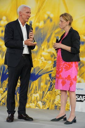 Berlin, bitkom Sommerfest Veranstaltung im Hamburger Bahnhof Berlin GER, Berlin, 20260623, Veranstaltung von bitkom, beim Hamburger Bahnhof, Sommerfest, mit dem Präsident Ralf Wintergerst, eingetragener Verein, mit Ministerin Karin Prien, für Bildung, Familie, Senioren, Frauen und Jugend, erhält einen Kompass *** Event at the Hamburger Bahnhof Berlin GER, Berlin, June 23, 2026; organized by bitkom at the Hamburger Bahnhof; summer festival; featuring President Ralf Wintergerst; registered association; with Minister Karin Prien, Minister of Education, Family, Senior Citizens, Women, and Youth; receives a compass,detected_source_language