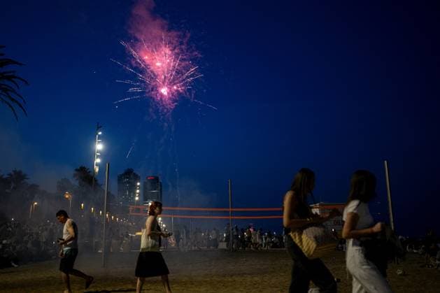 Celebration of the traditional Sant Joan festival in Barcelona Barceloneta Beach during the celebration of the traditional Sant Joan festival, on June 23, 2026, in Barcelona, Catalonia, Spain. This iconic folk festival, characterized by bonfires, the setting off of firecrackers, and family and neighborhood gatherings to eat the traditional coca, brings together thousands of Barcelona residents in the streets, squares, and beaches to celebrate the shortest night of the year and welcome the summer solstice in a festive atmosphere marked by the arrival of the Flame of Canigó. Lorena Sopê BARCELONA SPAIN BARCELONA SPAIN SPAIN,detected_source_language  Copyright: xLorenaxSopÃªnax 7618277
