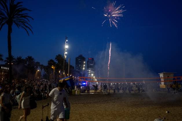 Celebration of the traditional Sant Joan festival in Barcelona Barceloneta Beach during the celebration of the traditional Sant Joan festival, on June 23, 2026, in Barcelona, Catalonia, Spain. This iconic folk festival, characterized by bonfires, the setting off of firecrackers, and family and neighborhood gatherings to eat the traditional coca, brings together thousands of Barcelona residents in the streets, squares, and beaches to celebrate the shortest night of the year and welcome the summer solstice in a festive atmosphere marked by the arrival of the Flame of Canigó. Lorena Sopê BARCELONA SPAIN BARCELONA SPAIN SPAIN,detected_source_language  Copyright: xLorenaxSopÃªnax 7618278