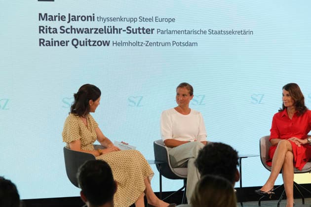 Marie Jaroni im Bühnengespräch beim SZ-Nachhaltigkeitsgipfel Marie Jaroni im Bühnengespräch beim SZ-Nachhaltigkeitsgipfel. Mit auf der Bühne sind Rainer Quitzow und Rita Schwarzelühr-Sutter *** Marie Jaroni in a panel discussion at the SZ Sustainability Summit Marie Jaroni in a panel discussion at the SZ Sustainability Summit Joining her on stage are Rainer Quitzow and Rita Schwarzelühr Sutter,detected_source_language