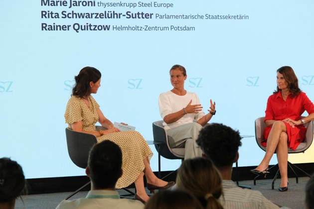 Marie Jaroni im Bühnengespräch beim SZ-Nachhaltigkeitsgipfel Marie Jaroni im Bühnengespräch beim SZ-Nachhaltigkeitsgipfel. Mit auf der Bühne sind Rainer Quitzow und Rita Schwarzelühr-Sutter *** Marie Jaroni in a panel discussion at the SZ Sustainability Summit Marie Jaroni in a panel discussion at the SZ Sustainability Summit Joining her on stage are Rainer Quitzow and Rita Schwarzelühr Sutter,detected_source_language