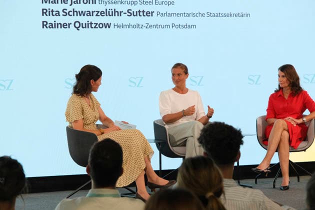 Marie Jaroni im Bühnengespräch beim SZ-Nachhaltigkeitsgipfel Marie Jaroni im Bühnengespräch beim SZ-Nachhaltigkeitsgipfel. Mit auf der Bühne sind Rainer Quitzow und Rita Schwarzelühr-Sutter *** Marie Jaroni in a panel discussion at the SZ Sustainability Summit Marie Jaroni in a panel discussion at the SZ Sustainability Summit Joining her on stage are Rainer Quitzow and Rita Schwarzelühr Sutter,detected_source_language