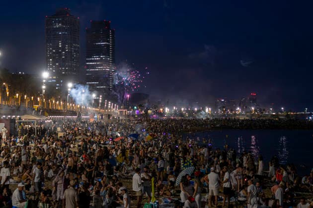 Celebration of the traditional Sant Joan festival in Barcelona Barceloneta Beach during the celebration of the traditional Sant Joan festival, on June 23, 2026, in Barcelona, Catalonia, Spain. This iconic folk festival, characterized by bonfires, firecrackers, and family and neighborhood gatherings to eat the traditional coca, brings together thousands of Barcelonians in the streets, squares, and beaches to celebrate the shortest night of the year and welcome the summer solstice in a festive atmosphere marked by the arrival of the Flame of Canigó. Lorena Sopê BARCELONA SPAIN BARCELONA SPAIN SPAIN,detected_source_language  Copyright: xLorenaxSopÃªnax 7618289