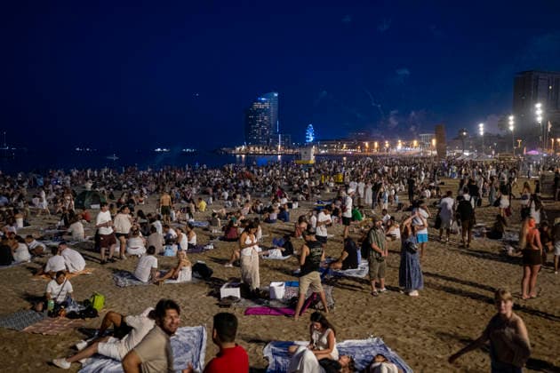 Celebration of the traditional Sant Joan festival in Barcelona Barceloneta Beach during the celebration of the traditional Sant Joan festival, on June 23, 2026, in Barcelona, Catalonia, Spain. This iconic folk festival, characterized by bonfires, firecrackers, and family and neighborhood gatherings to eat the traditional coca, brings together thousands of Barcelona residents in the streets, squares, and beaches to celebrate the shortest night of the year and welcome the summer solstice in a festive atmosphere marked by the arrival of the Flame of Canigó. Lorena Sopê BARCELONA SPAIN BARCELONA SPAIN SPAIN,detected_source_language  Copyright: xLorenaxSopÃªnax 7618292