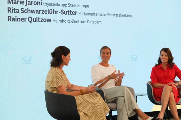 Marie Jaroni im Bühnengespräch beim SZ-Nachhaltigkeitsgipfel Marie Jaroni im Bühnengespräch beim SZ-Nachhaltigkeitsgipfel. Mit auf der Bühne sind Rainer Quitzow und Rita Schwarzelühr-Sutter *** Marie Jaroni in a panel discussion at the SZ Sustainability Summit Marie Jaroni in a panel discussion at the SZ Sustainability Summit Joining her on stage are Rainer Quitzow and Rita Schwarzelühr Sutter,detected_source_language