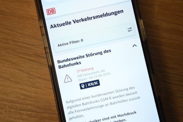 Stoerung Deutsche Bahn DB Meldung in der Mobilfunkapp Themenbild und Symbolbild der Meldung der Deutschen Bahn (DB) in der Mobilfunkapp als Information an Bahnkunden zur kompletten Stoerung des Bahnverkehr in Deutschland nach Problemen mit dem Bahnfunk Deutschland *** Deutsche Bahn (DB) Service Disruption Notice in the Mobile App