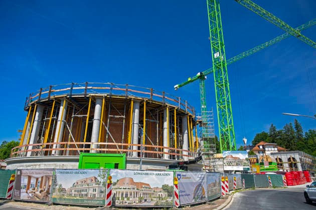 23.06.2026, Bad Wörishofen (Unterallgäu), Baustelle Löwenbräu-Arkaden Bad Wörishofen, der Neubau der Firma Glass aus Mindelheim kommt zügig voran, das Untergeschoss ist schon gut zu erkennen mit dem Rundbau und er Säulenarchitektur für die Terasse. Neben Wohnungen und Gastronomie und Tiefgaragen entsteht ein Ort der Begegnung im Herzen von Bad Wörishofen. 23.06.2026, Bad Wörishofen 23.06.2026, Bad Wörishofen *** June 23, 2026, Bad Wörishofen, Unterallgäu; Löwenbräu Arkaden construction site in Bad Wörishofen