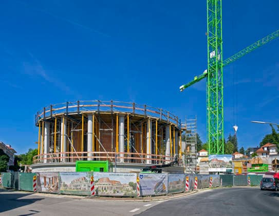 23.06.2026, Bad Wörishofen (Unterallgäu), Baustelle Löwenbräu-Arkaden Bad Wörishofen, der Neubau der Firma Glass aus Mindelheim kommt zügig voran, das Untergeschoss ist schon gut zu erkennen mit dem Rundbau und er Säulenarchitektur für die Terasse. Neben Wohnungen und Gastronomie und Tiefgaragen entsteht ein Ort der Begegnung im Herzen von Bad Wörishofen. 23.06.2026, Bad Wörishofen 23.06.2026, Bad Wörishofen *** June 23, 2026, Bad Wörishofen, Unterallgäu; Löwenbräu Arkaden construction site in Bad Wörishofen