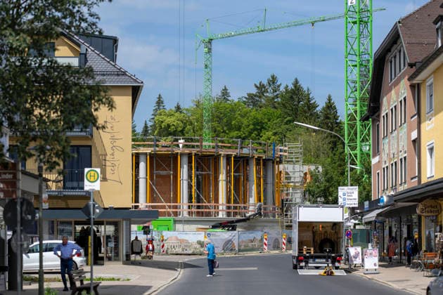 23.06.2026, Bad Wörishofen (Unterallgäu), Baustelle Löwenbräu-Arkaden Bad Wörishofen, der Neubau der Firma Glass aus Mindelheim kommt zügig voran, das Untergeschoss ist schon gut zu erkennen mit dem Rundbau und er Säulenarchitektur für die Terasse. Neben Wohnungen und Gastronomie und Tiefgaragen entsteht ein Ort der Begegnung im Herzen von Bad Wörishofen. 23.06.2026, Bad Wörishofen 23.06.2026, Bad Wörishofen *** June 23, 2026, Bad Wörishofen, Unterallgäu; Löwenbräu Arkaden construction site in Bad Wörishofen