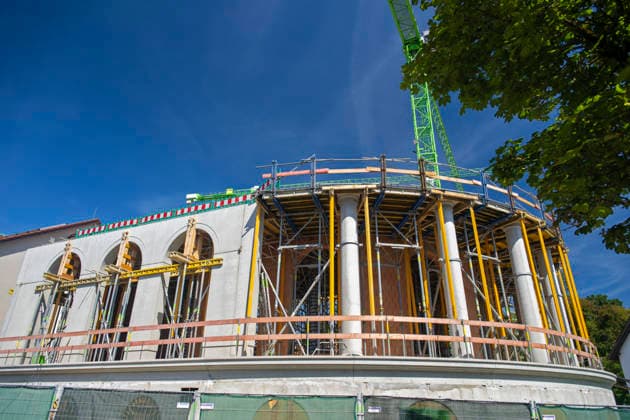23.06.2026, Bad Wörishofen (Unterallgäu), Baustelle Löwenbräu-Arkaden Bad Wörishofen, der Neubau der Firma Glass aus Mindelheim kommt zügig voran, das Untergeschoss ist schon gut zu erkennen mit dem Rundbau und er Säulenarchitektur für die Terasse. Neben Wohnungen und Gastronomie und Tiefgaragen entsteht ein Ort der Begegnung im Herzen von Bad Wörishofen. 23.06.2026, Bad Wörishofen 23.06.2026, Bad Wörishofen *** June 23, 2026, Bad Wörishofen, Unterallgäu; Löwenbräu Arkaden construction site in Bad Wörishofen