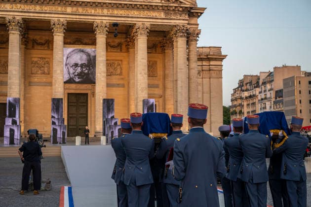 Ceremony to Induct Marc and Simonne Bloch at Pantheon - Paris Soldiers carry the cenotaphs of late Marc and Simonne Bloch during their induction ceremony at the Pantheon monument in Paris, France, 23 June 2026. Photo by Eliot Blondet ABACAPRESS.COM Paris France France  Copyright: xBlondetxEliot ABACAx