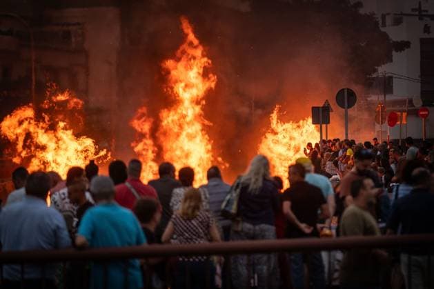 TENERIFE, CANARY ISLANDS, SPAIN - JUNE 23. Residents of Maria JimÃ nez, a coastal neighborhood in Santa Cruz de Tenerife, celebrate the traditional San Juan bonfires, a festivity deeply rooted in local culture and passed down through generations. Every year, neighbors gather to build and light the bonfires that illuminate the shoreline on the eve of June 24, marking the arrival of summer and symbolizing renewal, purification, and community spirit. The tradition remains one of the most anticipated events in the neighborhood, bringing together families and visitors in a celebration that reflects the strong social bonds and cultural heritage of the area. AndrÃ s GutiÃ rrez JNA Press Tenerife Spain Copyright: x xAndrÃ sxGutiÃ rrezx xJNAxPressx