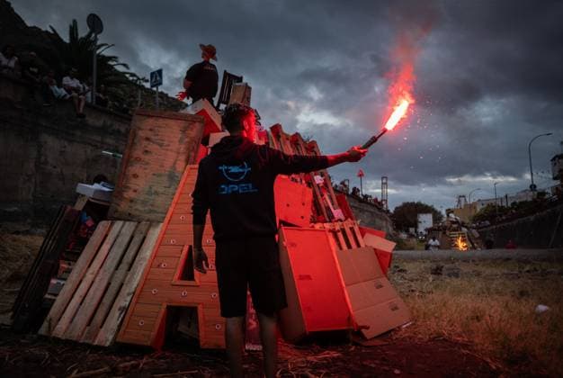 TENERIFE, CANARY ISLANDS, SPAIN - JUNE 23. Residents of Maria JimÃ nez, a coastal neighborhood in Santa Cruz de Tenerife, celebrate the traditional San Juan bonfires, a festivity deeply rooted in local culture and passed down through generations. Every year, neighbors gather to build and light the bonfires that illuminate the shoreline on the eve of June 24, marking the arrival of summer and symbolizing renewal, purification, and community spirit. The tradition remains one of the most anticipated events in the neighborhood, bringing together families and visitors in a celebration that reflects the strong social bonds and cultural heritage of the area. AndrÃ s GutiÃ rrez JNA Press Tenerife Spain Copyright: x xAndrÃ sxGutiÃ rrezx xJNAxPressx