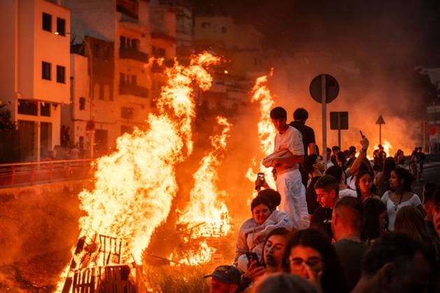 TENERIFE, CANARY ISLANDS, SPAIN - JUNE 23. Residents of Maria JimÃ nez, a coastal neighborhood in Santa Cruz de Tenerife, celebrate the traditional San Juan bonfires, a festivity deeply rooted in local culture and passed down through generations. Every year, neighbors gather to build and light the bonfires that illuminate the shoreline on the eve of June 24, marking the arrival of summer and symbolizing renewal, purification, and community spirit. The tradition remains one of the most anticipated events in the neighborhood, bringing together families and visitors in a celebration that reflects the strong social bonds and cultural heritage of the area. AndrÃ s GutiÃ rrez JNA Press Tenerife Spain Copyright: x xAndrÃ sxGutiÃ rrezx xJNAxPressx