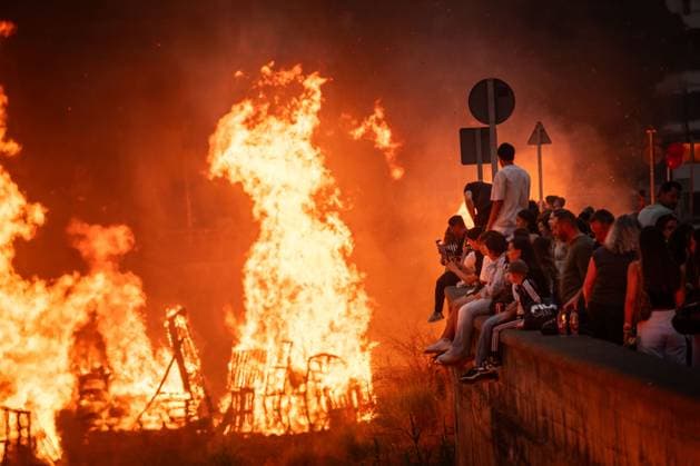TENERIFE, CANARY ISLANDS, SPAIN - JUNE 23. Residents of Maria JimÃ nez, a coastal neighborhood in Santa Cruz de Tenerife, celebrate the traditional San Juan bonfires, a festivity deeply rooted in local culture and passed down through generations. Every year, neighbors gather to build and light the bonfires that illuminate the shoreline on the eve of June 24, marking the arrival of summer and symbolizing renewal, purification, and community spirit. The tradition remains one of the most anticipated events in the neighborhood, bringing together families and visitors in a celebration that reflects the strong social bonds and cultural heritage of the area. AndrÃ s GutiÃ rrez JNA Press Tenerife Spain Copyright: x xAndrÃ sxGutiÃ rrezx xJNAxPressx