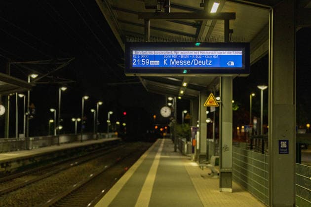 Deutsche Bahn - Bundesweite GSM-R-Störung Anzeigetafel im Bahnhof Bonn UN Campus kurz vor Mitternacht weiat auf die Störung hin - Wegen einer bundesweiten Störung des digitalen Bahnfunks GSM-R hält die Deutsche Bahn vorläufig alle Züge an Bahnhöfen zurück. Die Techniker arbeiten an der Behebung der Störung. Betroffen sind Züge im gesamten deutschen Streckennetz. Bonn Deutschland *** Deutsche Bahn Nationwide GSM-R Outage Copyright: xMarcxJohnx