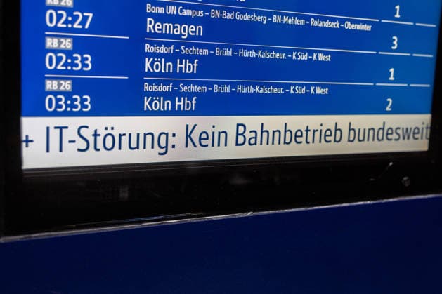 Deutsche Bahn - Bundesweite GSM-R-Störung Anzeigetafel im Bahnhof Bonn Hauptbahnhof weist auf Störung hin - Wegen einer bundesweiten Störung des digitalen Bahnfunks GSM-R hält die Deutsche Bahn vorläufig alle Züge an Bahnhöfen zurück. Die Techniker arbeiten an der Behebung der Störung. Betroffen sind Züge im gesamten deutschen Streckennetz. Bonn Deutschland *** Deutsche Bahn Nationwide GSM-R Outage Copyright: xMarcxJohnx