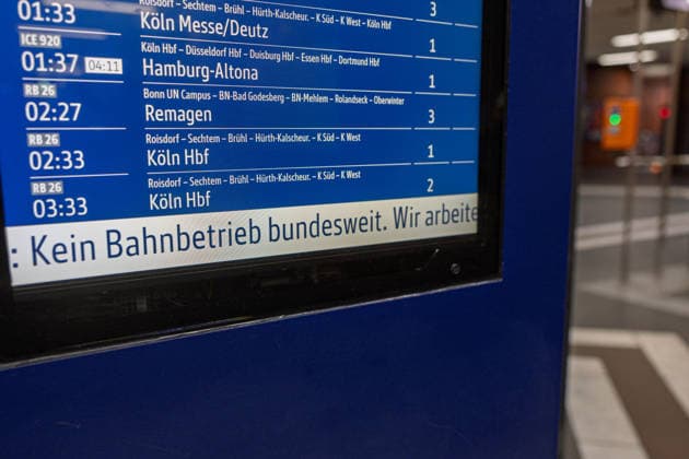 Deutsche Bahn - Bundesweite GSM-R-Störung Anzeigetafel im Bahnhof Bonn Hauptbahnhof weist auf Störung hin - Wegen einer bundesweiten Störung des digitalen Bahnfunks GSM-R hält die Deutsche Bahn vorläufig alle Züge an Bahnhöfen zurück. Die Techniker arbeiten an der Behebung der Störung. Betroffen sind Züge im gesamten deutschen Streckennetz. Bonn Deutschland *** Deutsche Bahn Nationwide GSM-R Outage Copyright: xMarcxJohnx