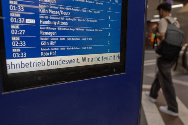 Deutsche Bahn - Bundesweite GSM-R-Störung Anzeigetafel im Bahnhof Bonn Hauptbahnhof weist auf Störung hin - Wegen einer bundesweiten Störung des digitalen Bahnfunks GSM-R hält die Deutsche Bahn vorläufig alle Züge an Bahnhöfen zurück. Die Techniker arbeiten an der Behebung der Störung. Betroffen sind Züge im gesamten deutschen Streckennetz. Bonn Deutschland *** Deutsche Bahn Nationwide GSM-R Outage Copyright: xMarcxJohnx