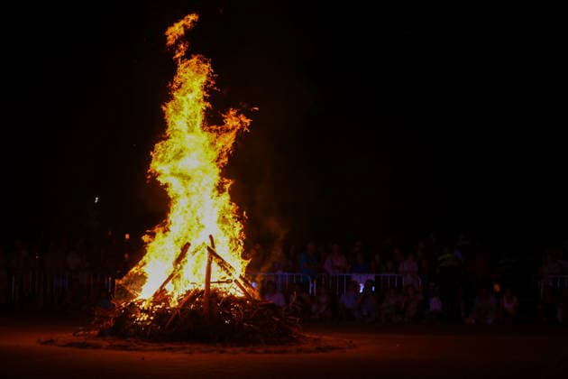 San Juan Bonfires Celebration in Tres Cantos Celebration of the traditional San Juan bonfires, on June 23, 2026, in Tres Cantos, Madrid, Spain. This iconic folk festival, which marks the arrival of the summer solstice and the shortest night of the year, brings together hundreds of residents in the public spaces of this Madrid municipality to participate in the lighting of the large bonfires, fireworks displays, and concerts. JUNE 24, 2026 SAN JUAN BONFIRES SAN JUAN BONFIRES Tres Cantos Madrid Tres Cantos Madrid, Spain,detected_source_language  Copyright: xRafaelxBastantex 7618407