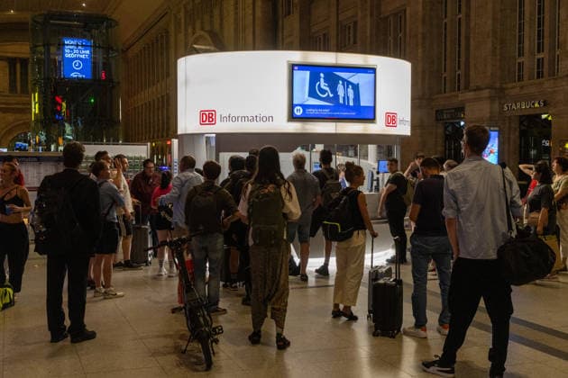 Bundesweite Zugfunk-Störung legt Bahnverkehr lahm Züge werden gestoppt Am Dienstagabend kommt es seit 22:30 Uhr bundesweit zu erheblichen Einschränkungen im Bahnverkehr. Nach EHL Media vorliegenden Informationen besteht eine Störung im digitalen Bahnfunksystem GSM-R, zudem ist auch die vorgesehene Rückfallebene betroffen. Aus Sicherheitsgründen wird der Zugverkehr derzeit sukzessive eingestellt. Personenzüge werden an Bahnhöfen oder an geeigneten Stellen zurückgehalten, während an der Entstörung gearbeitet wird. Für Reisende bedeutet die Lage erhebliche Verzögerungen, Ausfälle und unklare Anschlussmöglichkeiten. Auch am Leipziger Hauptbahnhof ist die Störung deutlich spürbar. Der DB-Infoschalter wird derzeit von zahlre Copyright: xEHLxMedia BjörnxStachx 20260623_bundesweiter-ausfall-zugfunk_1