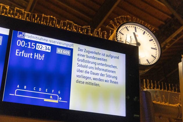 Bundesweite Zugfunk-Störung legt Bahnverkehr lahm Züge werden gestoppt Am Dienstagabend kommt es seit 22:30 Uhr bundesweit zu erheblichen Einschränkungen im Bahnverkehr. Nach EHL Media vorliegenden Informationen besteht eine Störung im digitalen Bahnfunksystem GSM-R, zudem ist auch die vorgesehene Rückfallebene betroffen. Aus Sicherheitsgründen wird der Zugverkehr derzeit sukzessive eingestellt. Personenzüge werden an Bahnhöfen oder an geeigneten Stellen zurückgehalten, während an der Entstörung gearbeitet wird. Für Reisende bedeutet die Lage erhebliche Verzögerungen, Ausfälle und unklare Anschlussmöglichkeiten. Auch am Leipziger Hauptbahnhof ist die Störung deutlich spürbar. Der DB-Infoschalter wird derzeit von zahlre Copyright: xEHLxMedia BjörnxStachx 20260623_bundesweiter-ausfall-zugfunk_10