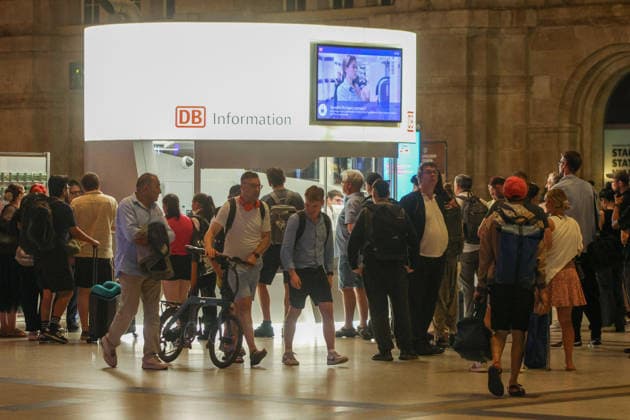 Bundesweite Zugfunk-Störung legt Bahnverkehr lahm Züge werden gestoppt Am Dienstagabend kommt es seit 22:30 Uhr bundesweit zu erheblichen Einschränkungen im Bahnverkehr. Nach EHL Media vorliegenden Informationen besteht eine Störung im digitalen Bahnfunksystem GSM-R, zudem ist auch die vorgesehene Rückfallebene betroffen. Aus Sicherheitsgründen wird der Zugverkehr derzeit sukzessive eingestellt. Personenzüge werden an Bahnhöfen oder an geeigneten Stellen zurückgehalten, während an der Entstörung gearbeitet wird. Für Reisende bedeutet die Lage erhebliche Verzögerungen, Ausfälle und unklare Anschlussmöglichkeiten. Auch am Leipziger Hauptbahnhof ist die Störung deutlich spürbar. Der DB-Infoschalter wird derzeit von zahlre Copyright: xEHLxMedia BjörnxStachx 20260623_bundesweiter-ausfall-zugfunk_12