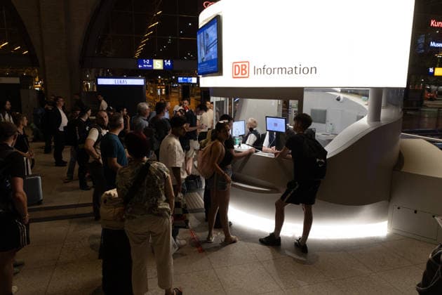 Bundesweite Zugfunk-Störung legt Bahnverkehr lahm Züge werden gestoppt Am Dienstagabend kommt es seit 22:30 Uhr bundesweit zu erheblichen Einschränkungen im Bahnverkehr. Nach EHL Media vorliegenden Informationen besteht eine Störung im digitalen Bahnfunksystem GSM-R, zudem ist auch die vorgesehene Rückfallebene betroffen. Aus Sicherheitsgründen wird der Zugverkehr derzeit sukzessive eingestellt. Personenzüge werden an Bahnhöfen oder an geeigneten Stellen zurückgehalten, während an der Entstörung gearbeitet wird. Für Reisende bedeutet die Lage erhebliche Verzögerungen, Ausfälle und unklare Anschlussmöglichkeiten. Auch am Leipziger Hauptbahnhof ist die Störung deutlich spürbar. Der DB-Infoschalter wird derzeit von zahlre Copyright: xEHLxMedia BjörnxStachx 20260623_bundesweiter-ausfall-zugfunk_2