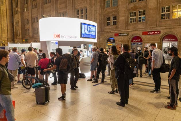 Bundesweite Zugfunk-Störung legt Bahnverkehr lahm Züge werden gestoppt Am Dienstagabend kommt es seit 22:30 Uhr bundesweit zu erheblichen Einschränkungen im Bahnverkehr. Nach EHL Media vorliegenden Informationen besteht eine Störung im digitalen Bahnfunksystem GSM-R, zudem ist auch die vorgesehene Rückfallebene betroffen. Aus Sicherheitsgründen wird der Zugverkehr derzeit sukzessive eingestellt. Personenzüge werden an Bahnhöfen oder an geeigneten Stellen zurückgehalten, während an der Entstörung gearbeitet wird. Für Reisende bedeutet die Lage erhebliche Verzögerungen, Ausfälle und unklare Anschlussmöglichkeiten. Auch am Leipziger Hauptbahnhof ist die Störung deutlich spürbar. Der DB-Infoschalter wird derzeit von zahlre Copyright: xEHLxMedia BjörnxStachx 20260623_bundesweiter-ausfall-zugfunk_4