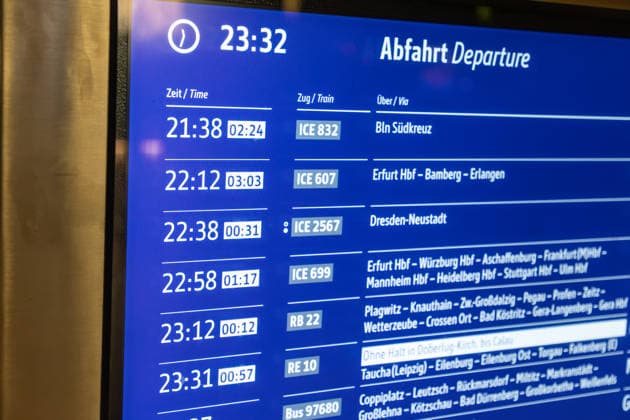 Bundesweite Zugfunk-Störung legt Bahnverkehr lahm Züge werden gestoppt Am Dienstagabend kommt es seit 22:30 Uhr bundesweit zu erheblichen Einschränkungen im Bahnverkehr. Nach EHL Media vorliegenden Informationen besteht eine Störung im digitalen Bahnfunksystem GSM-R, zudem ist auch die vorgesehene Rückfallebene betroffen. Aus Sicherheitsgründen wird der Zugverkehr derzeit sukzessive eingestellt. Personenzüge werden an Bahnhöfen oder an geeigneten Stellen zurückgehalten, während an der Entstörung gearbeitet wird. Für Reisende bedeutet die Lage erhebliche Verzögerungen, Ausfälle und unklare Anschlussmöglichkeiten. Auch am Leipziger Hauptbahnhof ist die Störung deutlich spürbar. Der DB-Infoschalter wird derzeit von zahlre Copyright: xEHLxMedia BjörnxStachx 20260623_bundesweiter-ausfall-zugfunk_5