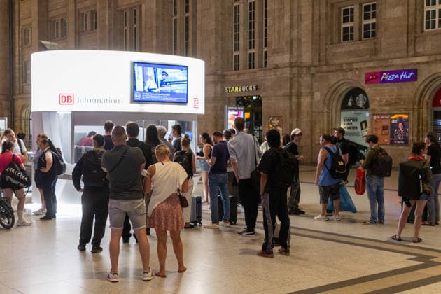 Bundesweite Zugfunk-Störung legt Bahnverkehr lahm Züge werden gestoppt Am Dienstagabend kommt es seit 22:30 Uhr bundesweit zu erheblichen Einschränkungen im Bahnverkehr. Nach EHL Media vorliegenden Informationen besteht eine Störung im digitalen Bahnfunksystem GSM-R, zudem ist auch die vorgesehene Rückfallebene betroffen. Aus Sicherheitsgründen wird der Zugverkehr derzeit sukzessive eingestellt. Personenzüge werden an Bahnhöfen oder an geeigneten Stellen zurückgehalten, während an der Entstörung gearbeitet wird. Für Reisende bedeutet die Lage erhebliche Verzögerungen, Ausfälle und unklare Anschlussmöglichkeiten. Auch am Leipziger Hauptbahnhof ist die Störung deutlich spürbar. Der DB-Infoschalter wird derzeit von zahlre Copyright: xEHLxMedia BjörnxStachx 20260623_bundesweiter-ausfall-zugfunk_7