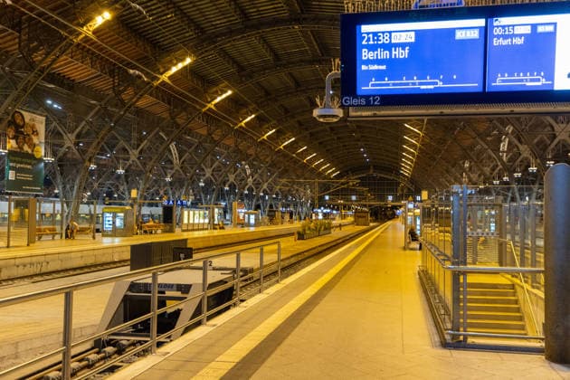 Bundesweite Zugfunk-Störung legt Bahnverkehr lahm Züge werden gestoppt Am Dienstagabend kommt es seit 22:30 Uhr bundesweit zu erheblichen Einschränkungen im Bahnverkehr. Nach EHL Media vorliegenden Informationen besteht eine Störung im digitalen Bahnfunksystem GSM-R, zudem ist auch die vorgesehene Rückfallebene betroffen. Aus Sicherheitsgründen wird der Zugverkehr derzeit sukzessive eingestellt. Personenzüge werden an Bahnhöfen oder an geeigneten Stellen zurückgehalten, während an der Entstörung gearbeitet wird. Für Reisende bedeutet die Lage erhebliche Verzögerungen, Ausfälle und unklare Anschlussmöglichkeiten. Auch am Leipziger Hauptbahnhof ist die Störung deutlich spürbar. Der DB-Infoschalter wird derzeit von zahlre Copyright: xEHLxMedia BjörnxStachx 20260623_bundesweiter-ausfall-zugfunk_9