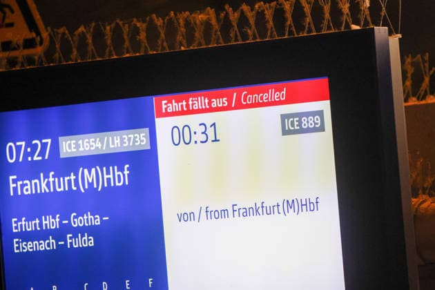 Bundesweite Zugfunk-Störung legt Bahnverkehr lahm Züge werden gestoppt Am Dienstagabend kommt es seit 22:30 Uhr bundesweit zu erheblichen Einschränkungen im Bahnverkehr. Nach EHL Media vorliegenden Informationen besteht eine Störung im digitalen Bahnfunksystem GSM-R, zudem ist auch die vorgesehene Rückfallebene betroffen. Aus Sicherheitsgründen wird der Zugverkehr derzeit sukzessive eingestellt. Personenzüge werden an Bahnhöfen oder an geeigneten Stellen zurückgehalten, während an der Entstörung gearbeitet wird. Für Reisende bedeutet die Lage erhebliche Verzögerungen, Ausfälle und unklare Anschlussmöglichkeiten. Auch am Leipziger Hauptbahnhof ist die Störung deutlich spürbar. Der DB-Infoschalter wird derzeit von zahlre Copyright: xEHLxMedia BjörnxStachx 20260623_bundesweiter-ausfall-zugfunk_16
