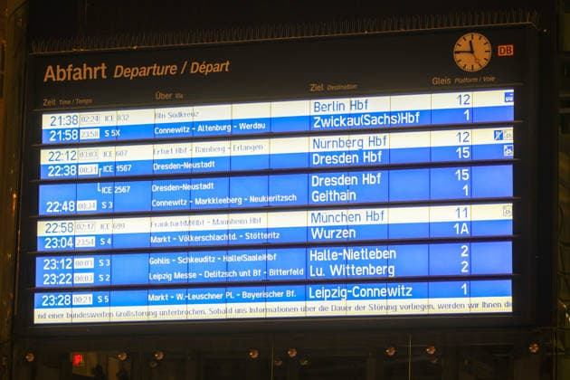 Bundesweite Zugfunk-Störung legt Bahnverkehr lahm Züge werden gestoppt Am Dienstagabend kommt es seit 22:30 Uhr bundesweit zu erheblichen Einschränkungen im Bahnverkehr. Nach EHL Media vorliegenden Informationen besteht eine Störung im digitalen Bahnfunksystem GSM-R, zudem ist auch die vorgesehene Rückfallebene betroffen. Aus Sicherheitsgründen wird der Zugverkehr derzeit sukzessive eingestellt. Personenzüge werden an Bahnhöfen oder an geeigneten Stellen zurückgehalten, während an der Entstörung gearbeitet wird. Für Reisende bedeutet die Lage erhebliche Verzögerungen, Ausfälle und unklare Anschlussmöglichkeiten. Auch am Leipziger Hauptbahnhof ist die Störung deutlich spürbar. Der DB-Infoschalter wird derzeit von zahlre Copyright: xEHLxMedia BjörnxStachx 20260623_bundesweiter-ausfall-zugfunk_17