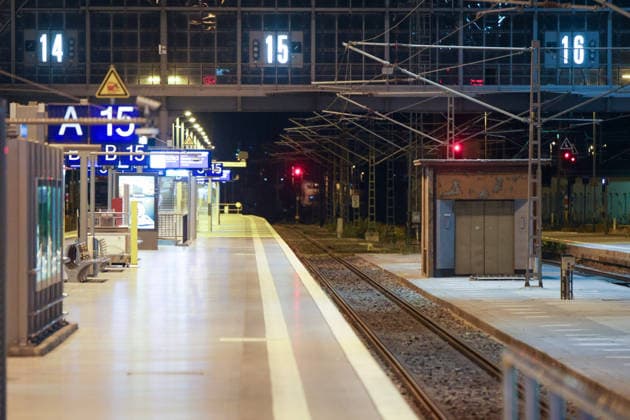 Bundesweite Zugfunk-Störung legt Bahnverkehr lahm Züge werden gestoppt Am Dienstagabend kommt es seit 22:30 Uhr bundesweit zu erheblichen Einschränkungen im Bahnverkehr. Nach EHL Media vorliegenden Informationen besteht eine Störung im digitalen Bahnfunksystem GSM-R, zudem ist auch die vorgesehene Rückfallebene betroffen. Aus Sicherheitsgründen wird der Zugverkehr derzeit sukzessive eingestellt. Personenzüge werden an Bahnhöfen oder an geeigneten Stellen zurückgehalten, während an der Entstörung gearbeitet wird. Für Reisende bedeutet die Lage erhebliche Verzögerungen, Ausfälle und unklare Anschlussmöglichkeiten. Auch am Leipziger Hauptbahnhof ist die Störung deutlich spürbar. Der DB-Infoschalter wird derzeit von zahlre Copyright: xEHLxMedia BjörnxStachx 20260623_bundesweiter-ausfall-zugfunk_18