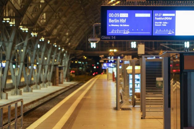 Bundesweite Zugfunk-Störung legt Bahnverkehr lahm Züge werden gestoppt Am Dienstagabend kommt es seit 22:30 Uhr bundesweit zu erheblichen Einschränkungen im Bahnverkehr. Nach EHL Media vorliegenden Informationen besteht eine Störung im digitalen Bahnfunksystem GSM-R, zudem ist auch die vorgesehene Rückfallebene betroffen. Aus Sicherheitsgründen wird der Zugverkehr derzeit sukzessive eingestellt. Personenzüge werden an Bahnhöfen oder an geeigneten Stellen zurückgehalten, während an der Entstörung gearbeitet wird. Für Reisende bedeutet die Lage erhebliche Verzögerungen, Ausfälle und unklare Anschlussmöglichkeiten. Auch am Leipziger Hauptbahnhof ist die Störung deutlich spürbar. Der DB-Infoschalter wird derzeit von zahlre Copyright: xEHLxMedia BjörnxStachx 20260623_bundesweiter-ausfall-zugfunk_19