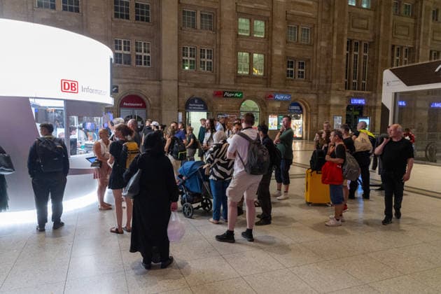 Bundesweite Zugfunk-Störung legt Bahnverkehr lahm Züge werden gestoppt Am Dienstagabend kommt es seit 22:30 Uhr bundesweit zu erheblichen Einschränkungen im Bahnverkehr. Nach EHL Media vorliegenden Informationen besteht eine Störung im digitalen Bahnfunksystem GSM-R, zudem ist auch die vorgesehene Rückfallebene betroffen. Aus Sicherheitsgründen wird der Zugverkehr derzeit sukzessive eingestellt. Personenzüge werden an Bahnhöfen oder an geeigneten Stellen zurückgehalten, während an der Entstörung gearbeitet wird. Für Reisende bedeutet die Lage erhebliche Verzögerungen, Ausfälle und unklare Anschlussmöglichkeiten. Auch am Leipziger Hauptbahnhof ist die Störung deutlich spürbar. Der DB-Infoschalter wird derzeit von zahlre Copyright: xEHLxMedia BjörnxStachx 20260623_bundesweiter-ausfall-zugfunk_20