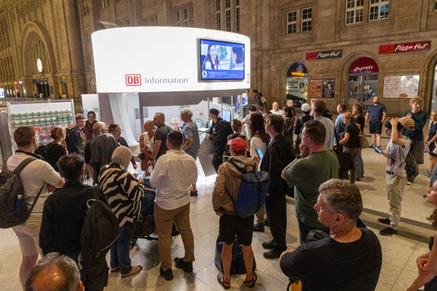 Bundesweite Zugfunk-Störung legt Bahnverkehr lahm Züge werden gestoppt Am Dienstagabend kommt es seit 22:30 Uhr bundesweit zu erheblichen Einschränkungen im Bahnverkehr. Nach EHL Media vorliegenden Informationen besteht eine Störung im digitalen Bahnfunksystem GSM-R, zudem ist auch die vorgesehene Rückfallebene betroffen. Aus Sicherheitsgründen wird der Zugverkehr derzeit sukzessive eingestellt. Personenzüge werden an Bahnhöfen oder an geeigneten Stellen zurückgehalten, während an der Entstörung gearbeitet wird. Für Reisende bedeutet die Lage erhebliche Verzögerungen, Ausfälle und unklare Anschlussmöglichkeiten. Auch am Leipziger Hauptbahnhof ist die Störung deutlich spürbar. Der DB-Infoschalter wird derzeit von zahlre Copyright: xEHLxMedia BjörnxStachx 20260623_bundesweiter-ausfall-zugfunk_21