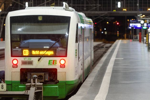 Bundesweite Zugfunk-Störung legt Bahnverkehr lahm Züge werden gestoppt Am Dienstagabend kommt es seit 22:30 Uhr bundesweit zu erheblichen Einschränkungen im Bahnverkehr. Nach EHL Media vorliegenden Informationen besteht eine Störung im digitalen Bahnfunksystem GSM-R, zudem ist auch die vorgesehene Rückfallebene betroffen. Aus Sicherheitsgründen wird der Zugverkehr derzeit sukzessive eingestellt. Personenzüge werden an Bahnhöfen oder an geeigneten Stellen zurückgehalten, während an der Entstörung gearbeitet wird. Für Reisende bedeutet die Lage erhebliche Verzögerungen, Ausfälle und unklare Anschlussmöglichkeiten. Auch am Leipziger Hauptbahnhof ist die Störung deutlich spürbar. Der DB-Infoschalter wird derzeit von zahlre Copyright: xEHLxMedia BjörnxStachx 20260623_bundesweiter-ausfall-zugfunk_22