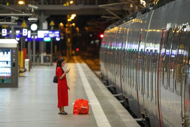 Bundesweite Zugfunk-Störung legt Bahnverkehr lahm Züge werden gestoppt Am Dienstagabend kommt es seit 22:30 Uhr bundesweit zu erheblichen Einschränkungen im Bahnverkehr. Nach EHL Media vorliegenden Informationen besteht eine Störung im digitalen Bahnfunksystem GSM-R, zudem ist auch die vorgesehene Rückfallebene betroffen. Aus Sicherheitsgründen wird der Zugverkehr derzeit sukzessive eingestellt. Personenzüge werden an Bahnhöfen oder an geeigneten Stellen zurückgehalten, während an der Entstörung gearbeitet wird. Für Reisende bedeutet die Lage erhebliche Verzögerungen, Ausfälle und unklare Anschlussmöglichkeiten. Auch am Leipziger Hauptbahnhof ist die Störung deutlich spürbar. Der DB-Infoschalter wird derzeit von zahlre Copyright: xEHLxMedia BjörnxStachx 20260623_bundesweiter-ausfall-zugfunk_24