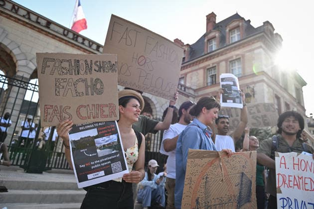 PFW - Protest against Louis Vuitton Runway in Paris FA Demonstrators protest against the Louis Vuitton fashion show in front of the Cite Universitaire in Paris during the Paris Fashion Week, on June 23, 2026. Photo by Firas Abdullah ABACAPRESS.COM Paris Ile-de-France France  Copyright: xAbdullahxFiras ABACAx
