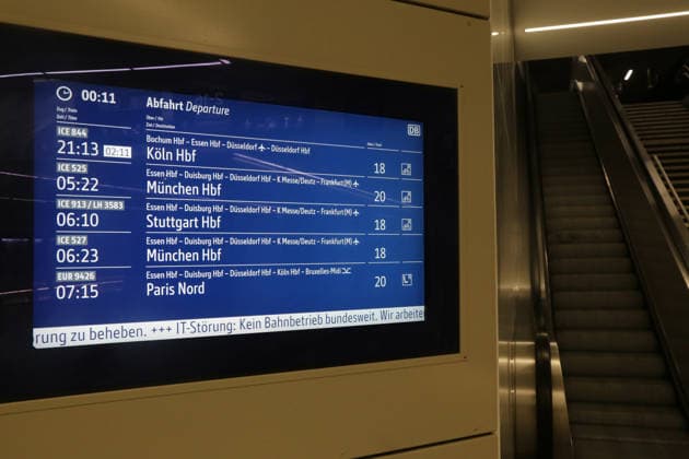 24.06.2026 Dortmund, Ruhrgebiet, NRW, Bundesweit steht der Bahnverkehr. So auch hier im Dortmunder Hauptbahnhof. Der Zugfunk hat eine massive Störung. Alle Züge und S-Bahnen mußten in den nächstgelegenen Bahnhof einfahren und dort warten. Die Passagiere wurden gebeten für die Weiterfahrt Taxis zu nehmen. *** June 24, 2026, Dortmund, Ruhr region, North Rhine-Westphalia, Rail service is at a standstill nationwide. The same is true here at Dortmund Central Station. The train radio system is experiencing a major malfunction. All trains and S-Bahn trains had to pull into the nearest station and wait there. Passengers were asked to take taxis to continue their journeys.,detected_source_language