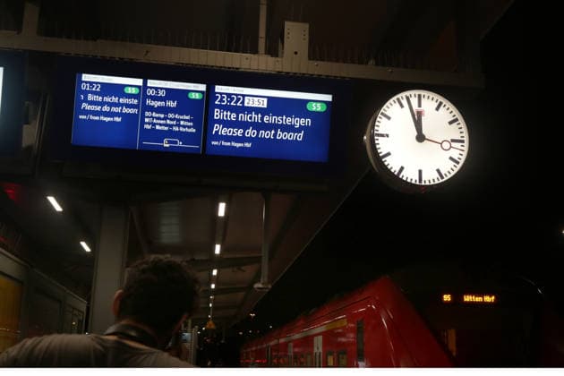 24.06.2026 Dortmund, Ruhrgebiet, NRW, Bundesweit steht der Bahnverkehr. So auch hier im Dortmunder Hauptbahnhof. Der Zugfunk hat eine massive Störung. Alle Züge und S-Bahnen mußten in den nächstgelegenen Bahnhof einfahren und dort warten. Die Passagiere wurden gebeten für die Weiterfahrt Taxis zu nehmen. *** June 24, 2026, Dortmund, Ruhr region, North Rhine-Westphalia, Rail service is at a standstill nationwide. The same is true here at Dortmund Central Station. The train radio system is experiencing a major malfunction. All trains and S-Bahn trains had to pull into the nearest station and wait there. Passengers were asked to take taxis to continue their journeys.,detected_source_language