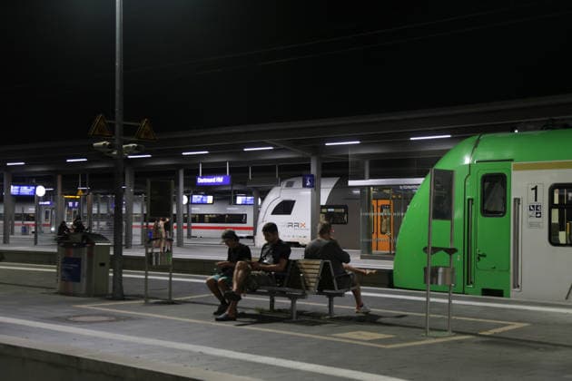24.06.2026 Dortmund, Ruhrgebiet, NRW, Bundesweit steht der Bahnverkehr. So auch hier im Dortmunder Hauptbahnhof. Der Zugfunk hat eine massive Störung. Alle Züge und S-Bahnen mußten in den nächstgelegenen Bahnhof einfahren und dort warten. Die Passagiere wurden gebeten für die Weiterfahrt Taxis zu nehmen. *** June 24, 2026, Dortmund, Ruhr region, North Rhine-Westphalia, Rail service is at a standstill nationwide. The same is true here at Dortmund Central Station. The train radio system is experiencing a major malfunction. All trains and S-Bahn trains had to pull into the nearest station and wait there. Passengers were asked to take taxis to continue their journeys.,detected_source_language
